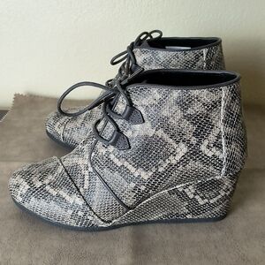 Toms Kala 10 Ankle Wedge Booties Snakeskin Pattern Lace Up Grey